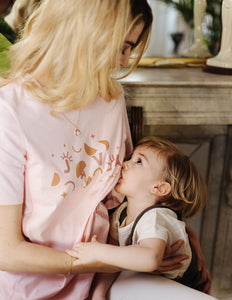 T-shirt d'allaitement à zips pour allaiter facilement partout et tout le temps. Coton biologique bon pour la maman et le bébé. Modèle féminin et élégant pour un allaitement élégant et confortable. Modèle LISON rose avec une sérigraphie élégante et douce